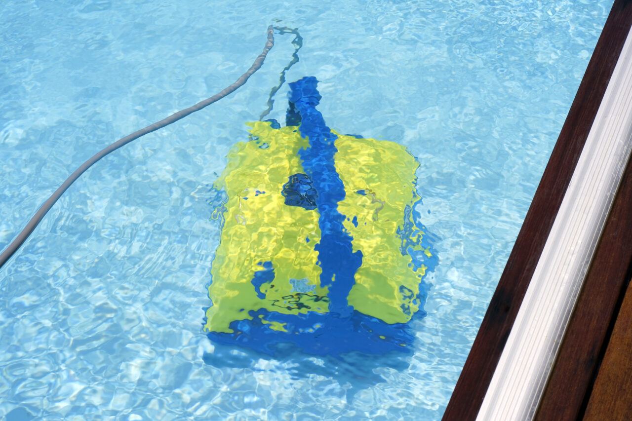 DOLPHIN Pool Cleaner Review BackyardPatioLife