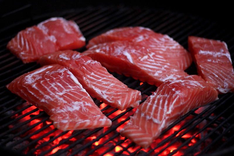 Grilling Salmon for Dinner / Flickr / Didriks
