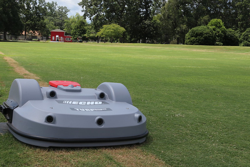 A Heavy Duty Mower Mowing an Extensive Property / Flickr / UGA CAES/Extension