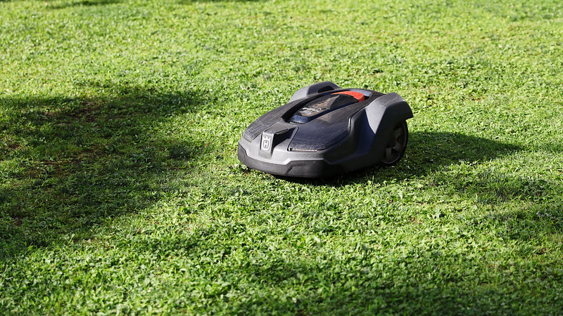 Safety Features of Robotic Lawn Mowers / Flickr / MIKI Yoshihito