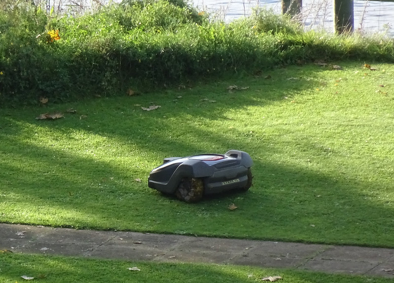 A Robot Lawn Mower in Action / Flickr / Michael Coghlan